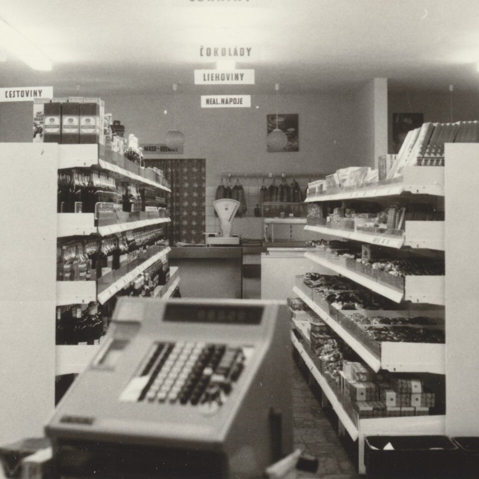 ZDROJ Bytča potraviny, autobus. nástupište