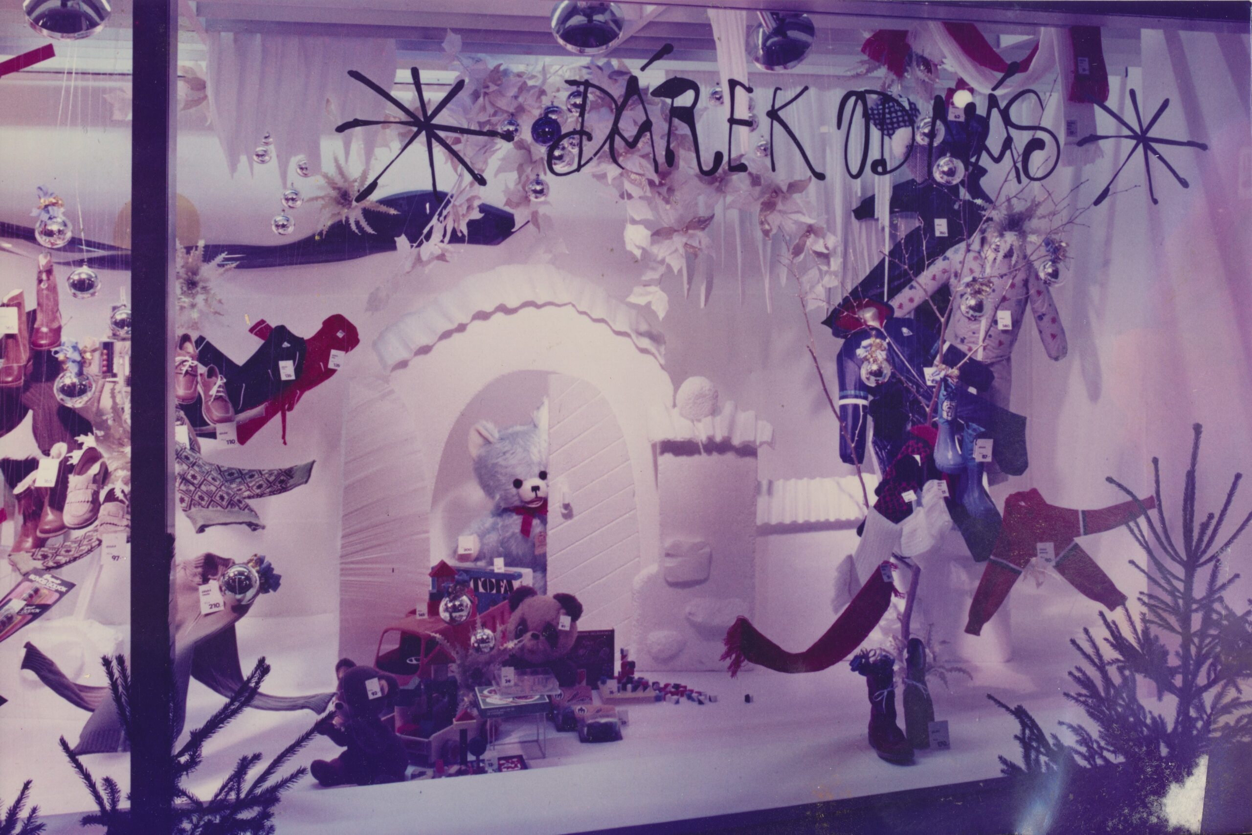 367-84-01 OD Máj vitríny Vianoce